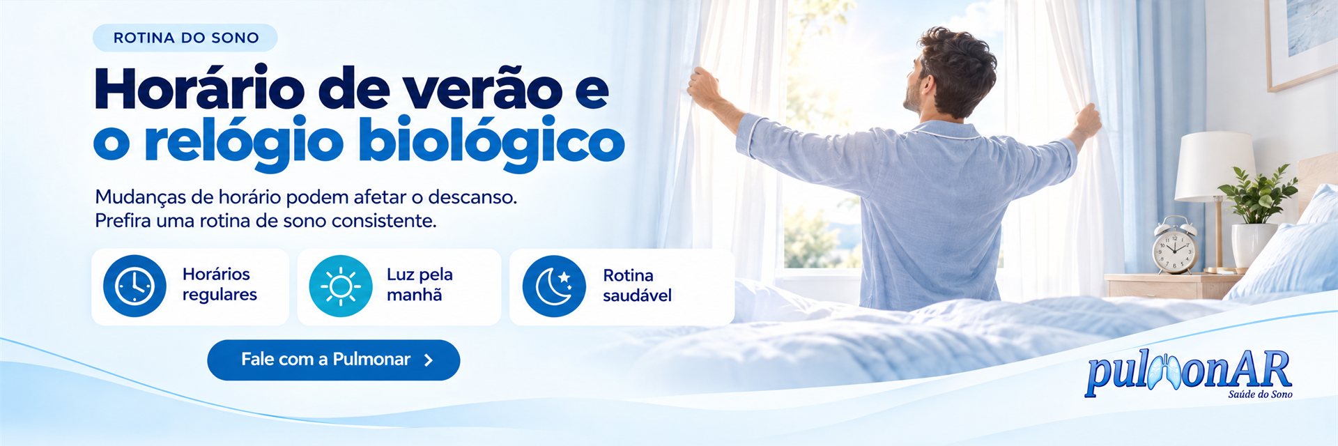 Homem de pijama abrindo as cortinas para a luz da manhã, com um despertador no criado-mudo